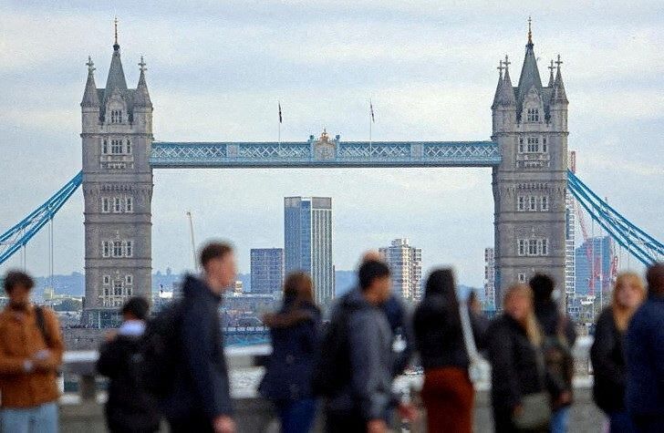 Economia do Reino Unido encolhe 0,3% no 4º trimestre e país entra em recessão