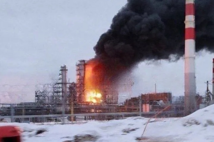 Petróleo fecha em alta de 2%, após ataques a refinarias russas e baixa nos estoques dos EUA