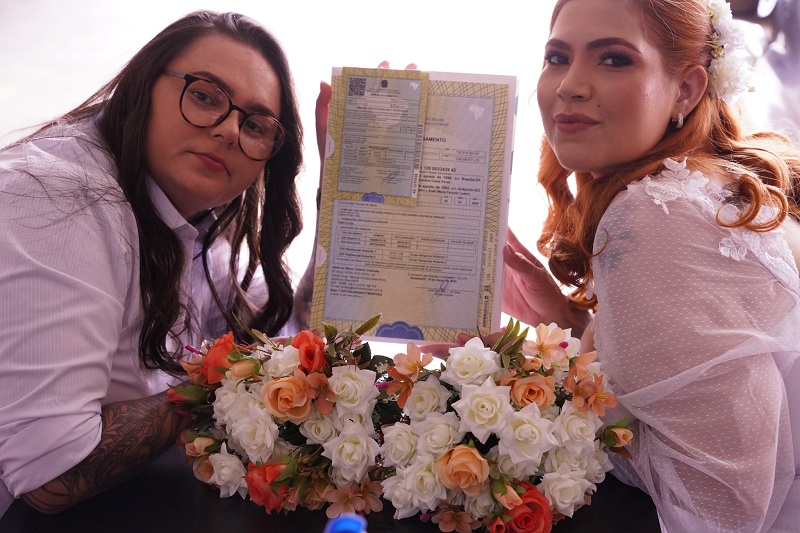 Casamento em cartório oficializa amor entre mulheres