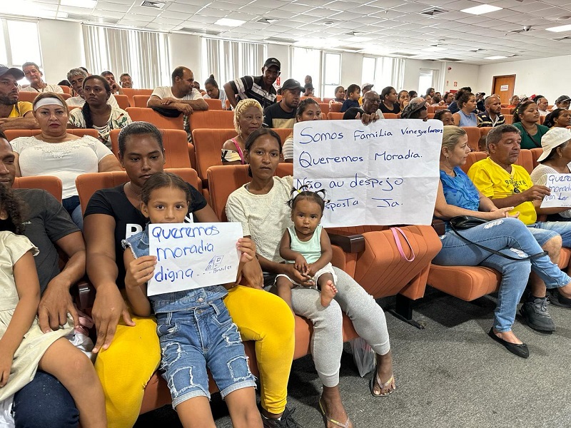 Famílias expulsas do Brasil 21, em Cuiabá, lotam plenário da ALMT