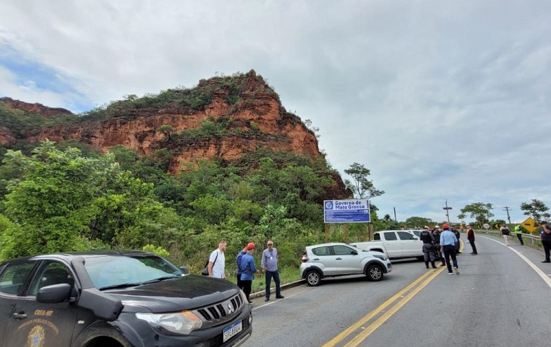 CHAPADA: Sinfra libera passagem de vans com 11 passageiros no portão do inferno