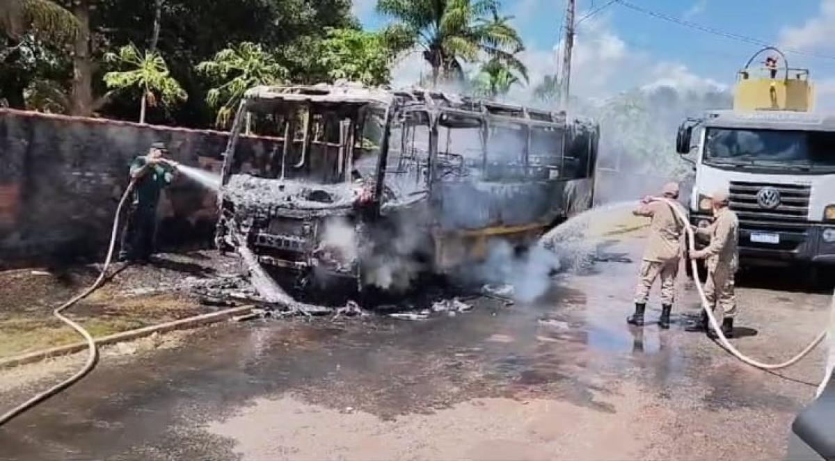 Ônibus escolar pega fogo em Juara MT e bombeiros são acionados