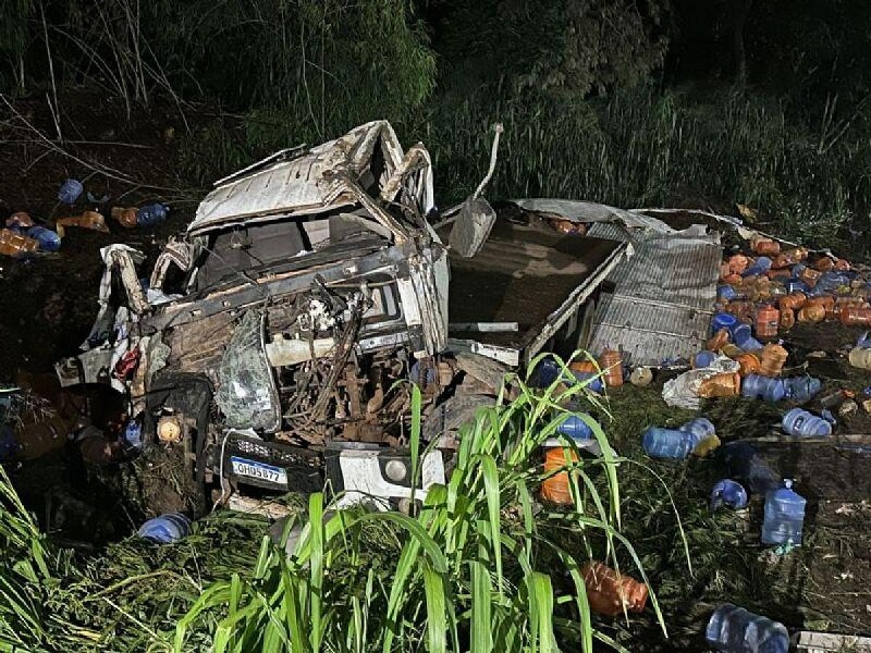 Caminhão com galões de água tombou e caiu em ribanceira na Serra de São Vicente em MT “motorista ferido”
