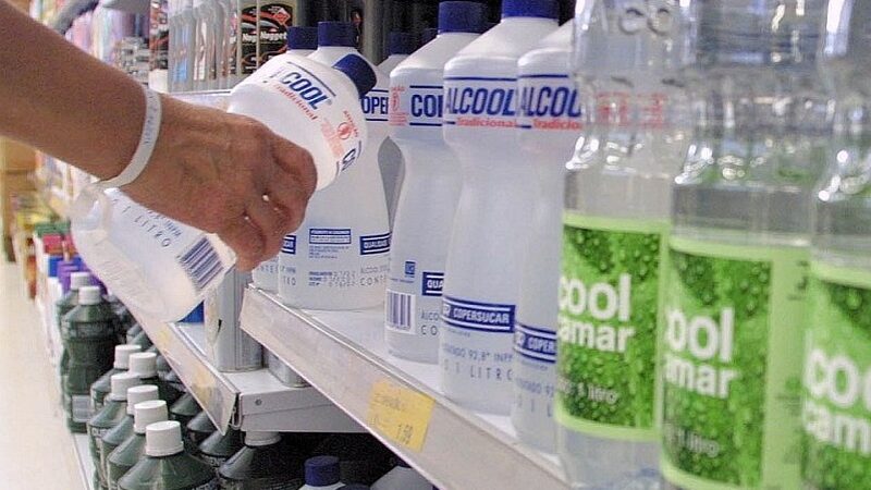 Anvisa notifica Farmácias e mercados a tirar álcool líquido 70% das prateleiras até 30 de abril