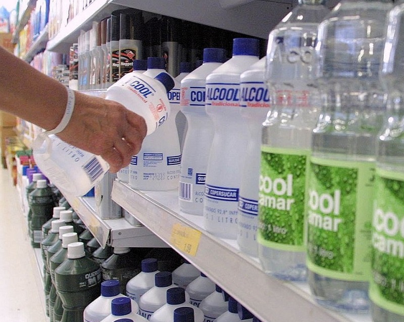 Anvisa notifica Farmácias e mercados a tirar álcool líquido 70% das prateleiras até 30 de abril