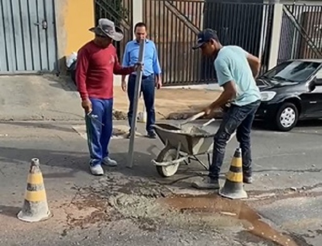  Dilemário tampa "buraco do prefeito" de Cuiabá com ajuda de pedreiros