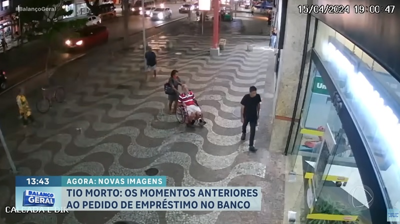 Imagens mostram mulher passeando com cadáver de idoso em shopping antes de pegar empréstimo em banco