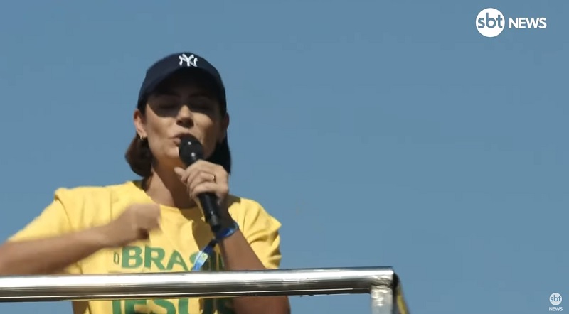 Michelle repete tom religioso em ato de Copacabana