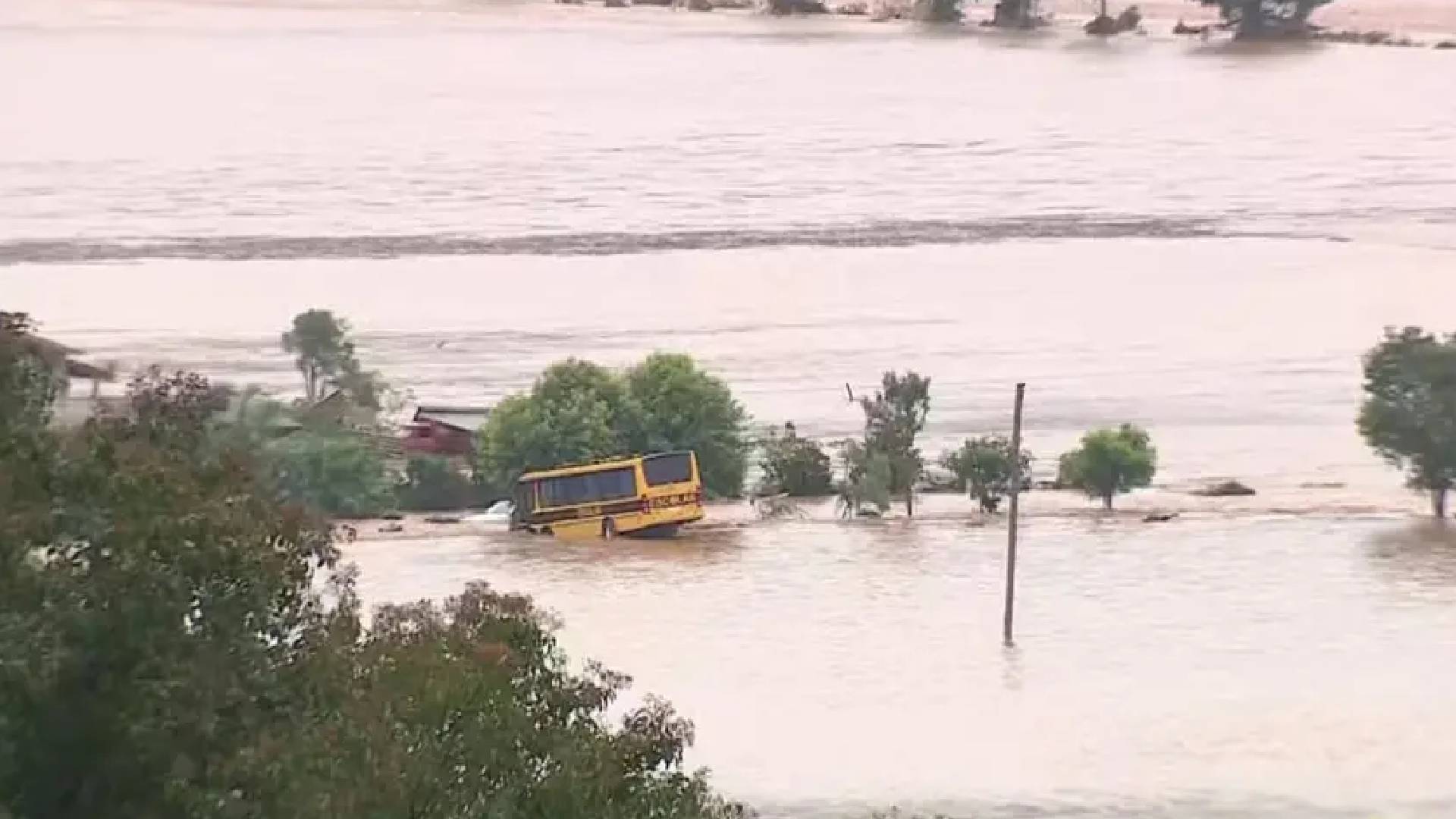 VIDEO: Inundação obriga evacuação imediata do Centro de Porto Alegre.