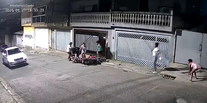 Tenente da Defesa Civil é atropelado na porta de casa por motociclista