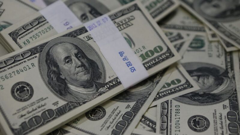 Dólar abre em alta e retorna ao patamar de R$ 5,40 com mercado à espera do Copom