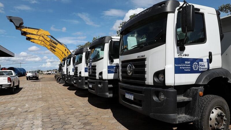 Governo de MT entrega 30 caminhões para transporte de produtos da agricultura familiar