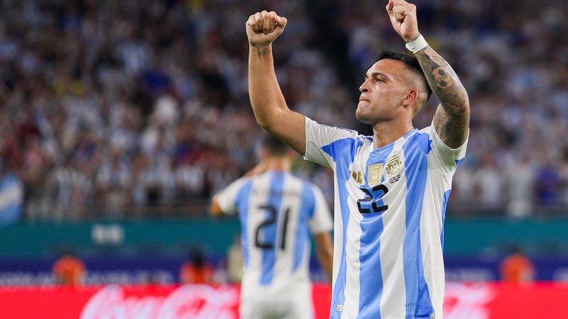 Sem Messi, Argentina confirma favoritismo e derrota o Peru com brilho de Lautaro Martínez