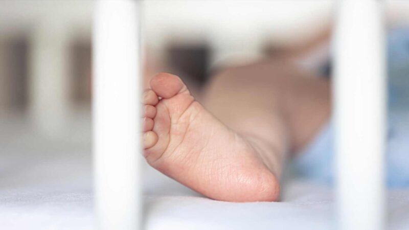 Bebê recém-nascido é encontrado no banheiro de UPA