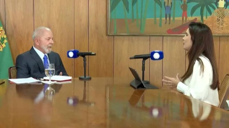 Repórter da Record é demitida por vazar fala de Lula antes de entrevista ir ao ar