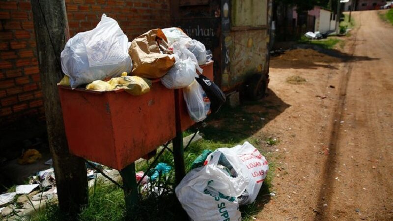 Com uma péssima administração, Cuiabá esta tomada de lixo, buracos, falta de iluminação pública, esgoto entupidos