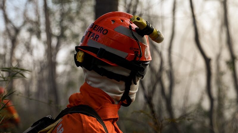 Bombeiros de MT extinguem quatros incêndios florestais e combatem outros 52 nesta terça-feira (10)