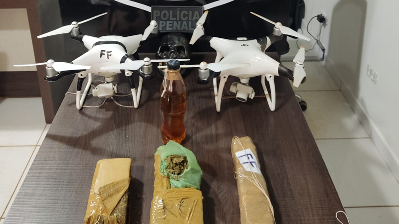 APREENSÃO – Policiais penais interceptam drones com drogas e bebida que seriam arremessados na Penitenciária Mata Grande