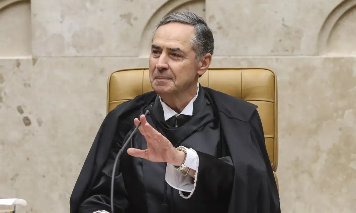 O ministro Luís Roberto Barroso presidiu nesta quinta-feira (25/9) uma sessão do Plenário do Supremo Tribunal Federal pela última vez em seu mandato. Na próxima segunda (29/9), o ministro Edson Fachin será empossado como presidente, enquanto o ministro Alexandre de Moraes assumirá a vice-presidência, cargo atualmente ocupado por Fachin. Luiz Silveira/STFBarroso emocionado STF Barroso se emocionou em seu discurso de despedida do cargo de presidente Em seu pronunciamento de despedida, Barroso disse que foi uma “benção” conduzir o STF e alinhar os interesses da corte com os dos demais poderes e da sociedade brasileira. O presidente enfatizou a necessidade de união dos ministros: “Na verdade, nenhum de nós é tão bom quanto todos nós juntos. Acho que isso foi o que deu ao Supremo a força para fazer a importante resistência que nós conseguimos fazer ao lado da sociedade civil, da imprensa e de múltiplos segmentos da sociedade”. “Nesse período não houve desaparecidos, ninguém foi torturado, ninguém foi aposentado compulsoriamente, todos os meios de comunicação impressos ou digitais manifestam-se livremente”, prosseguiu ele. “Ou seja, apesar do custo pessoal dos seus ministros, e o desgaste de decidir as questões mais divisivas da sociedade brasileira, o Supremo Tribunal Federal cumpriu, e bem, eu assim penso, o seu papel de preservar o Estado de Direito e de promover os direitos fundamentais”, completou. Foi sob a presidência de Barroso que o STF começou a julgar os autores dos atos antidemocráticos de 8 de janeiro de 2023 e recebeu a denúncia da Procuradoria-Geral da República a respeito de uma organização criminosa que tentou dar um golpe de Estado. No julgamento do Núcleo 1 da trama golpista, que resultou na condenação do ex-presidente Jair Bolsonaro (PT) e de outros réus, Barroso compareceu à sessão da 1ª Turma para manifestar apoio aos integrantes do colegiado. O presidente aproveitou o discurso de despedida para elencar os principais feitos de sua gestão e dizer que é preciso continuar a “tornar o Judiciário mais feminino e com mais diversidade”. Barroso estava visivelmente emocionado ao fazer o pronunciamento’. Ao fim de sua fala, os demais ministros e presentes no Plenário se levantaram para aplaudi-lo de pé.