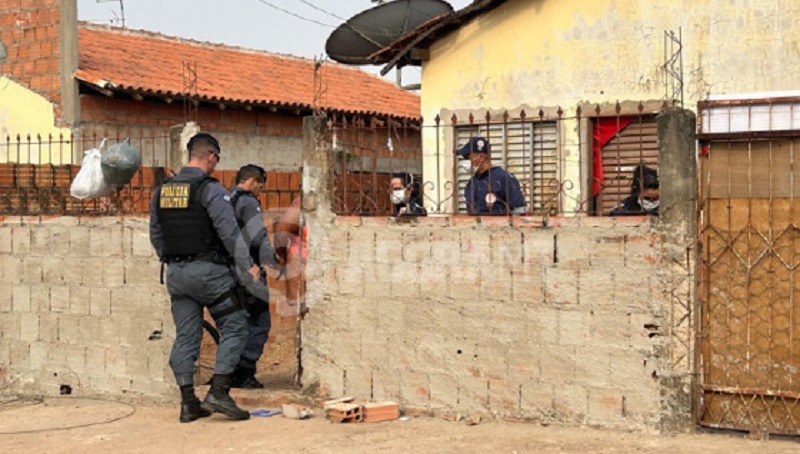 EM CUIABÁ: Mulher é presa em flagrante suspeita de matar homem com facada no peito