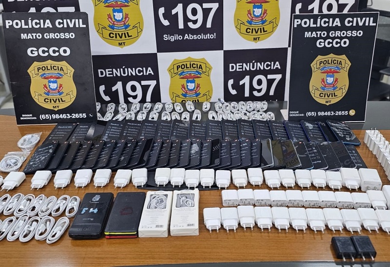 Polícia Civil doa ao IFMT celulares novos apreendidos em unidade prisional--A Gerência de Combate ao Crime Organizado (GCCO), da Polícia Civil, entregou, nesta terça-feira (05.11), 47 aparelhos celulares apreendidos na Penitenciária Central do Estado (PCE) ao Instituto Federal de Educação de Mato Grosso (IFMT). A doação foi autorizada pelo juiz João Francisco Campos de Almeida, do Núcleo de Inquéritos Policiais da capital. Os celulares novos e acessórios foram apreendidos na unidade prisional em agosto de 2022.--Polícia Civil doa ao IFMT celulares novos apreendidos em unidade prisional