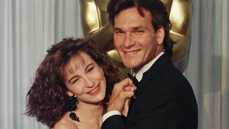 Atriz relembra cena de sexo com Patrick Swayze: "Ele estava bêbado"