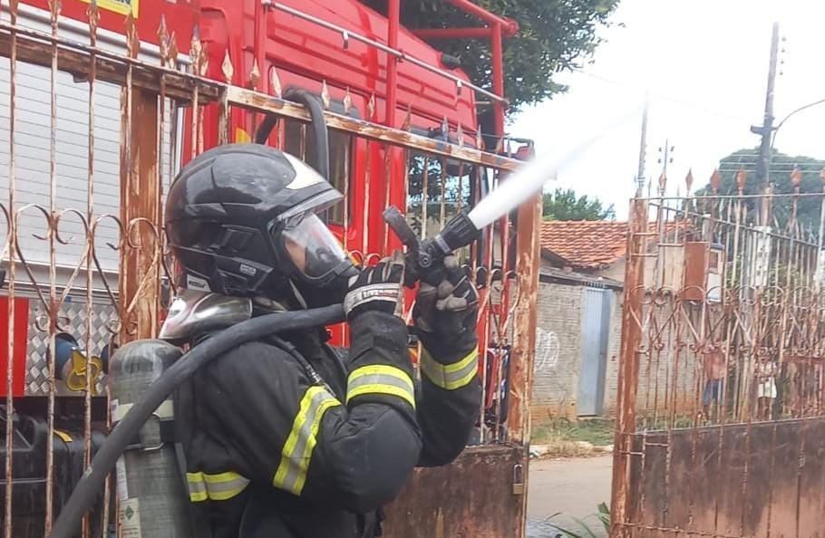 Criança ascender isqueiro em cima da cama e incendeia casa enquanto brincava