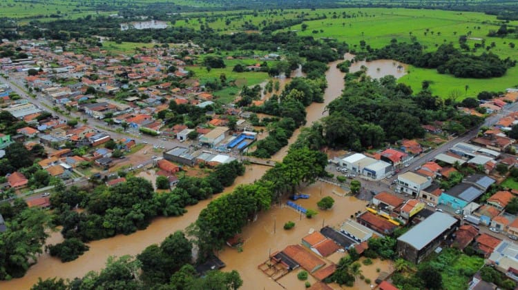 Deputada pede apoio do Estado para cidades isoladas pela chuva; cenário tem pontes destruídas e estadas alagadas