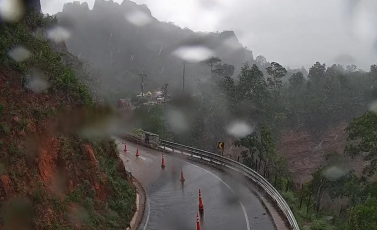 Trânsito na rodovia MT-251 no trecho do Portão do Inferno é interrompido por causa da chuva forte