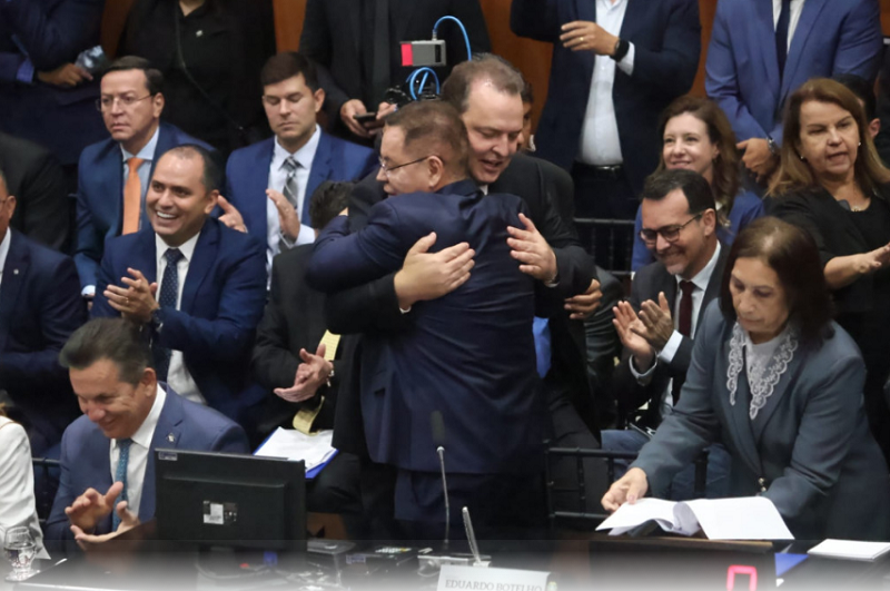 Max Russi promete diálogo e eficiência na posse da presidência da ALMT