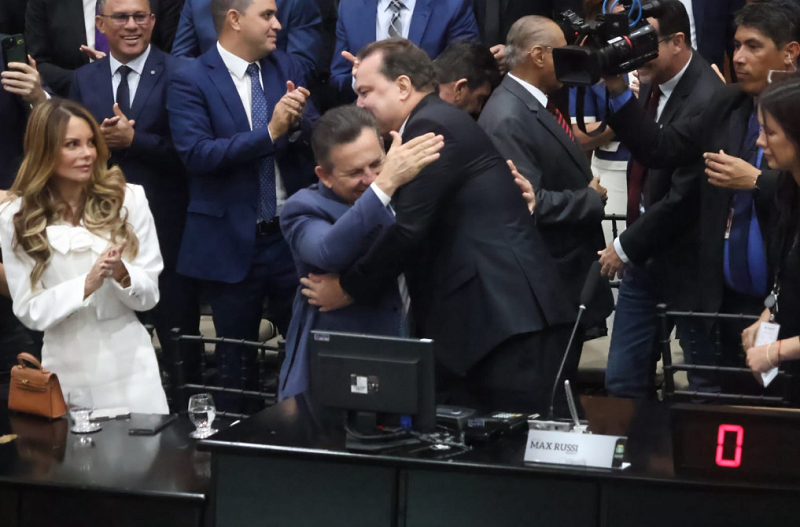 Max Russi promete diálogo e eficiência na posse da presidência da ALMT