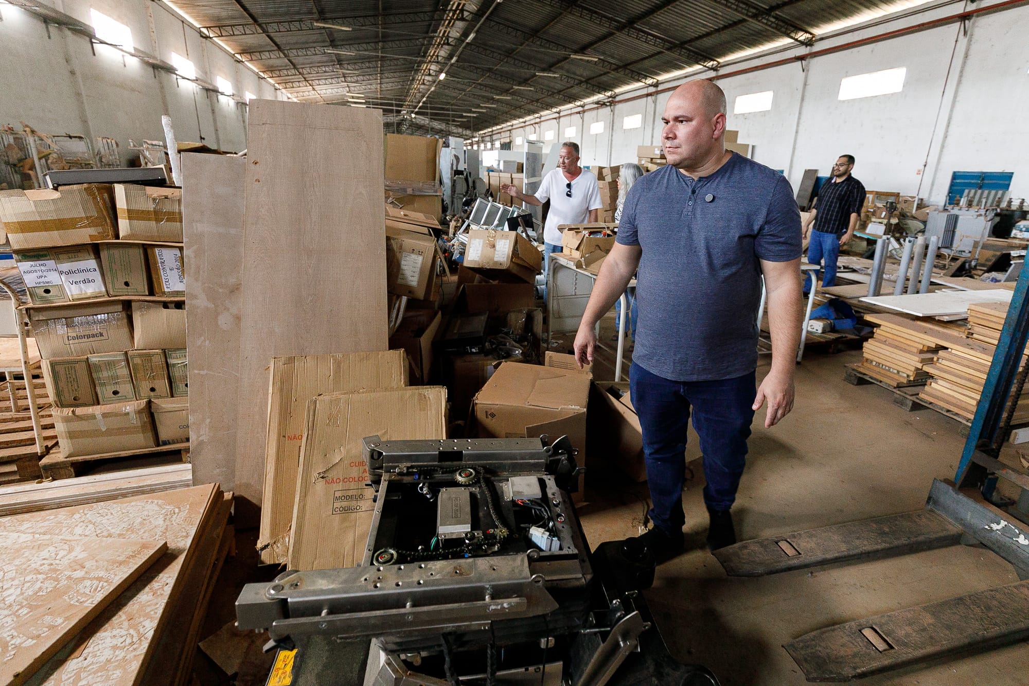 Centro de Distribuição de Medicamentos em Cuiabá, passou por inspeção e foi encontrado equipamentos novos empilhados e outros encaixotados