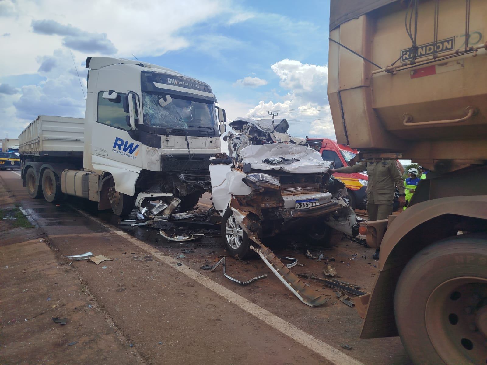 Motorista morre após ter carro esmagado por caminhões em rodovia federal de Mato Grosso