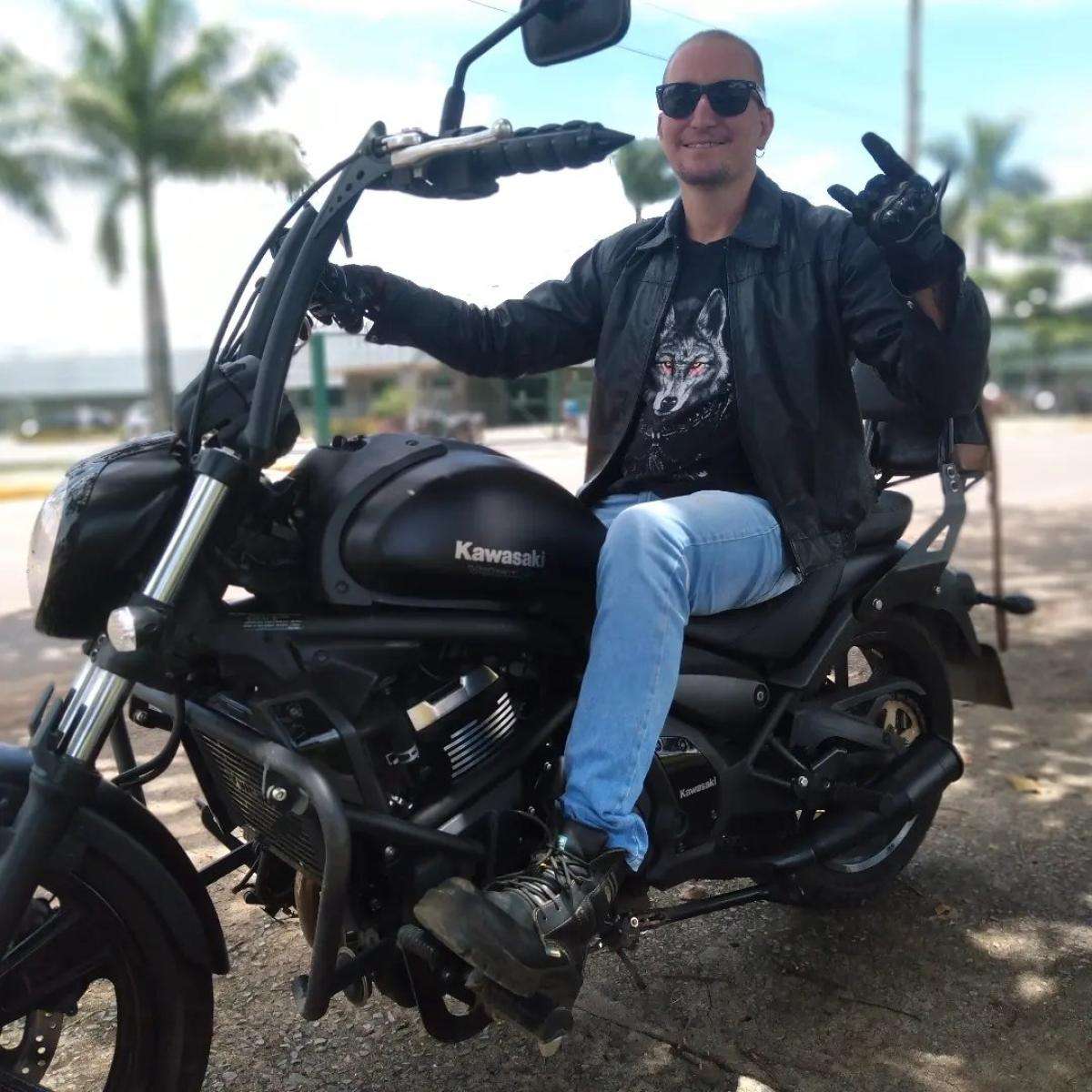 Professor cai de motocicleta e morre atropelado por carreta na rodovia BR-163