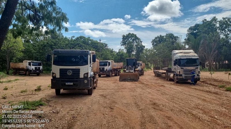 MEIO AMBIENTE: MP fiscaliza Morro de Santo Antônio encontra caminhões retirando Pedras para construção do “Parque Novo Mato Grosso”.