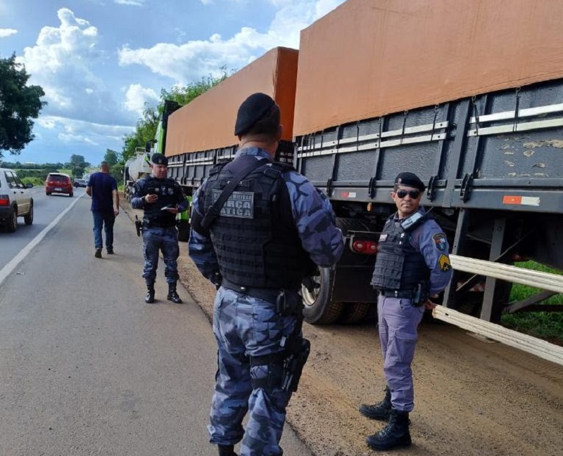 PM e PRF apreende carga irregular de pneus contrabandeados avaliada em mais de R$ 500 mil