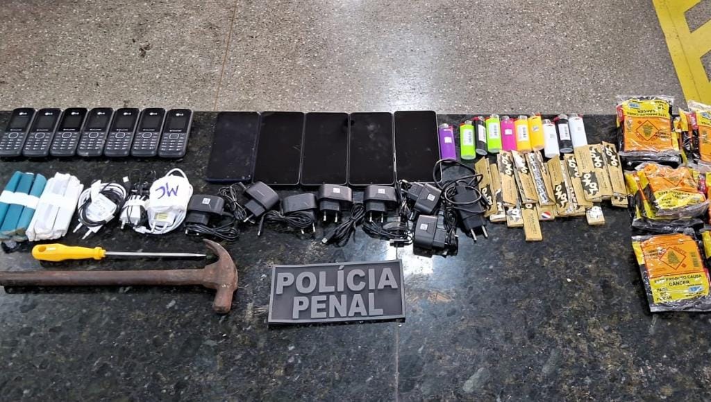 Facção arremessa 12 celulares, carregadores, martelo e chave de fenda para dentro de penitenciária em Sinop-MT