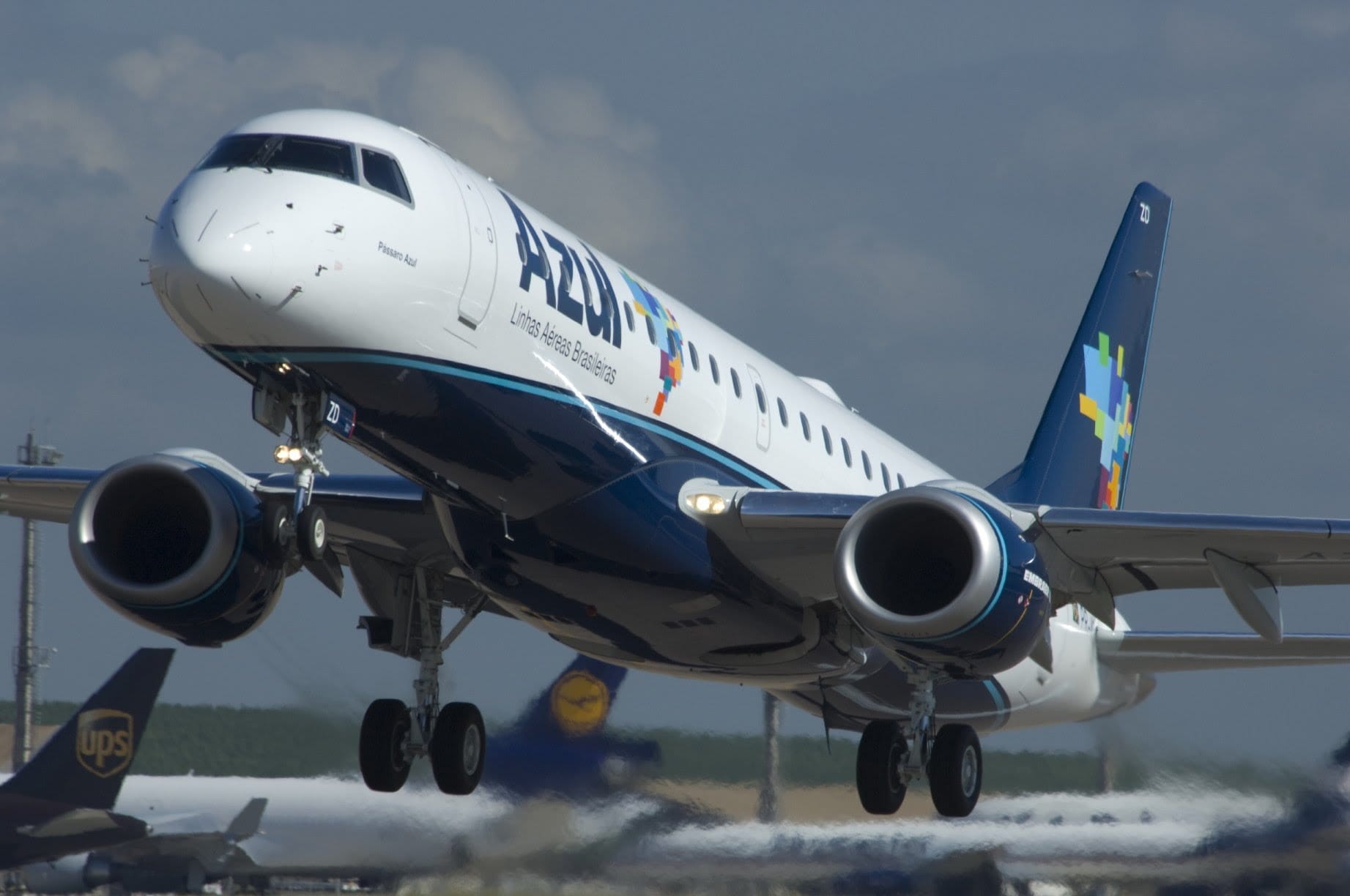 Azul é condenada a indenizar morador de MT por extravio de bagagem durante férias