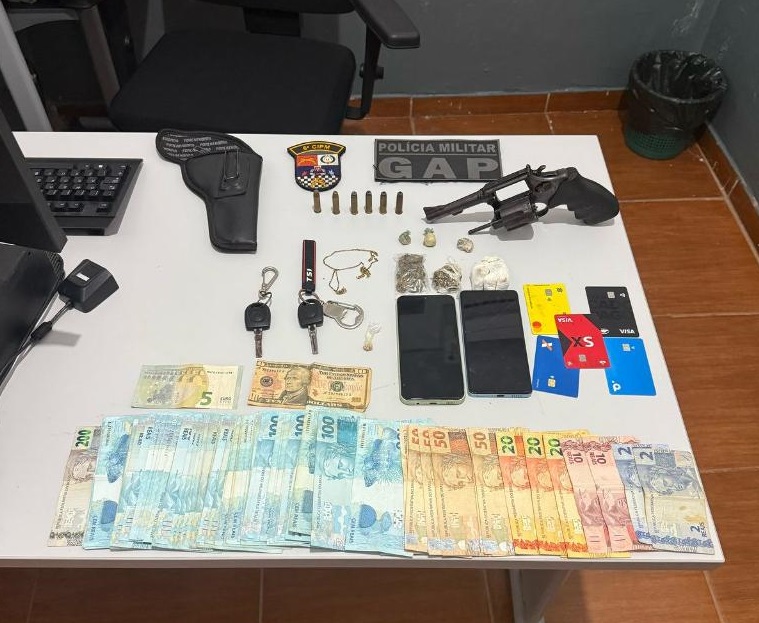 PM prende faccionados por tráfico de drogas e apreende arma além de R$ 7,5 mil em espécie