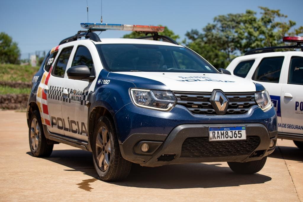 Criança de 2 anos sofre tentativa de sequestro durante passeio com a mãe e avó em praça de Cuiabá