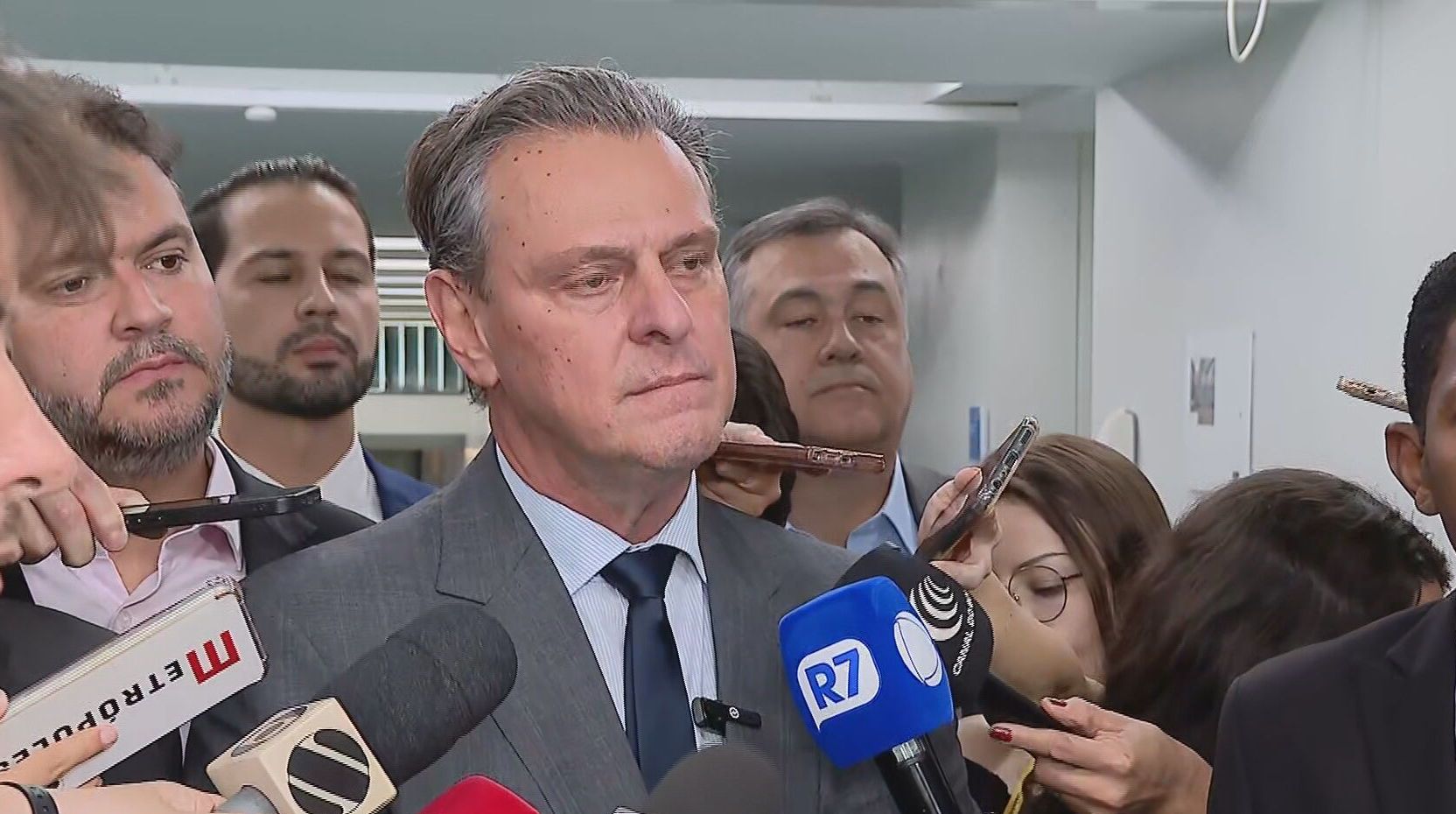 Prazo para ficar livre de gripe aviária é de 28 dias, diz Fávaro 