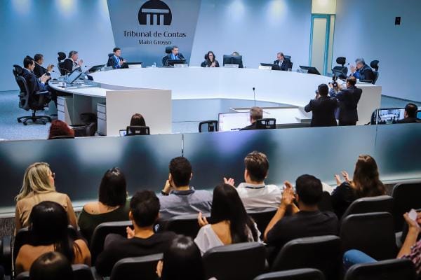 DISPENSA DE LICITAÇÃO: Contratação direta de advocacia para recuperar créditos públicos é legal, valida TCE-MT