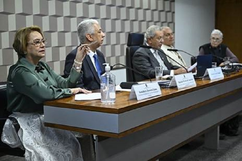 Convidados enfatizaram, entre outros benefícios, o caráter suprapartidário que envolve o projeto do senador mato-grossense A Comissão de Educação e Cultura debateu por mais de duas horas, em audiência pública realizada esta semana, o projeto de lei 4.799/2024, que institui a Semana Nacional de Educação Cidadã, a ser realizada anualmente na segunda semana de agosto. De autoria do senador Jayme Campos (União-MT), a proposta foi enaltecida por especialistas, técnicos e lideranças estudantis. A audiência pública foi requerida pela senadora Jussara Lima (PSD-PI), relatora da matéria. O PL destaca que a formação de uma sociedade democrática e participativa depende, em grande medida, do desenvolvimento de uma consciência cidadã que valorize a participação ativa nos processos políticos e sociais. Segundo Jayme Campos, a criação da Semana Nacional ajudará a incentivar a difusão de conteúdos relacionados à educação cidadã e aos direitos da cidadania, apoiando o letramento político como uma forma de educação para a democracia. Para a Manuella Mirada, presidente da União Nacional dos Estudantes (UNE), a criação da Semana Nacional de Educação Cidadã representa um passo fundamental para o fortalecimento da democracia brasileira, para formar um povo consciente, participativo e comprometido com o futuro do Brasil. “A gente vive em tempos de desinformação, o ódio, o autoritarismo tem que tomar conta do debate público, que a gente vem acompanhando e é justamente por isso que a educação cidadã, ela precisa ser prioridade” – destacou. Ana Clara Oliveira, da Rede Nacional de Educação Cidadã (Rede NEC), compartilhou sua experiência pessoal “formada pelo ecossistema da educação cidadã”. Ela relatou os benefícios desse processo e assinalou que o projeto do senador mato-grossense pode significar o início da construção de uma política de Estado. “A Semana Nacional de Educação Cidadã tem potencial para transformar vidas. Como transformou a minha e deu sentido à minha trajetória” – ela disse. “Antes de tudo isso, para vocês terem noção, eu não sabia o que era uma audiência pública. Eu não conhecia as casas legislativas e sequer sabia que existia uma Constituição Federal. Foi por meio da educação cidadã que eu conheci esse mundo” – disse, ao enfatizar o caráter suprapartidário que envolve o projeto, que prevê oficinas, capacitações, campanhas educativas, produção de conhecimento e visitas às instituições públicas. Presidente da Federação Nacional das Escolas Particulares, Antônio Eugênio Cunha, por sua vez, classificou o projeto de Jayme Campos como sendo “de extrema importância ser colocado em prática”. Ele enfatizou que a matéria permitirá combater o atual momento em que se encontra a sociedade, polarizada politicamente, “diante das discussões ideológicas que não levam a caminho nenhum, uma discussão sem fim e que a gente trata com muita mentira e muita pouca verdade”. Ele disse que a Semana Nacional de Educação Cidadã, permitirá diálogos de modo “a resgatar novamente o caminho correto que a nossa nação precisa”. Durante a audiência, Andreika Asseker Amarante, dirigente municipal de Educação de Igarassu (PE) e presidente da Undime Pernambuco, afirmou que se trata de parte essencial da formação integral: “Falar de qualidade social, falar de equidade, é falar de formação integral para o indivíduo, é falar de formação cidadã, é falar daquele indivíduo que entende a cidadania como os direitos garantidos lá na Constituição: liberdade, igualdade, segurança, direito à vida, direitos sociais, participação política” — e os seus deveres também. Também se manifestaram favorável a iniciativa o presidente da Associação Brasileira das Escolas do Legislativo, Roberto Eduardo Lamari; a representante do Conselho Federal da OAB, Silvana Niemczewski; o presidente da Confederação Nacional dos Trabalhadores em Educação (CNTE), Heleno Manoel Gomes Araújo Filho; o representante da Andifes, reitor Marcelo Pereira de Andrade; a conselheira do Conselho Nacional de Educação, Maria do Pilar Lacerda; a coordenadora de Estratégia da Educação Básica do Ministério da Educação, Daiane de Oliveira Lopes Andrade; Hugo Silva, presidente da UBES; e, José Rui Moreira Reis, da Controladoria-Geral da União. ATIVIDADES PREVITAS Para alcançar os objetivos da Semana Nacional de Educação Cidadã, estão previstas 10 atividades. Além de palestras, oficinas, debates, seminários, estão previstos apoio a visitas a órgãos públicos e instituições do Poder Legislativo e Judiciário, capacitação de educadores e conscientização da comunidade escolar, promoção, produção e distribuição de materiais educativos relativos à educação cidadã nas instituições de ensino; estímulo a campanhas sobre pesquisa, produção e gestão do conhecimento e incentivo à participação qualificada em conselhos, conferências e audiências públicas. Durante a Semana Nacional deverão ocorrer divulgação ampla nos meios de comunicação sobre o papel da educação cidadã na formação dos brasileiros, formulação de parcerias entre o setor privado e o setor público, promoção de concursos de redação, produção de vídeos e outros formatos de expressão criativa que envolvam temas relacionados à cidadania, democracia e participação política; e medidas de incentivo à compreensão da ética na política; da equidade de gênero, raça e etnia; diversidade e inclusão; dos laços indissociáveis entre Meio Ambiente e humanidade; e dos efeitos desses temas para o sistema político e a sociedade em geral. ...