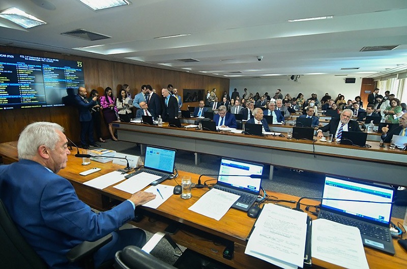 CCJ aprova fim da reeleição, mandatos de cinco anos e eleições unificadas