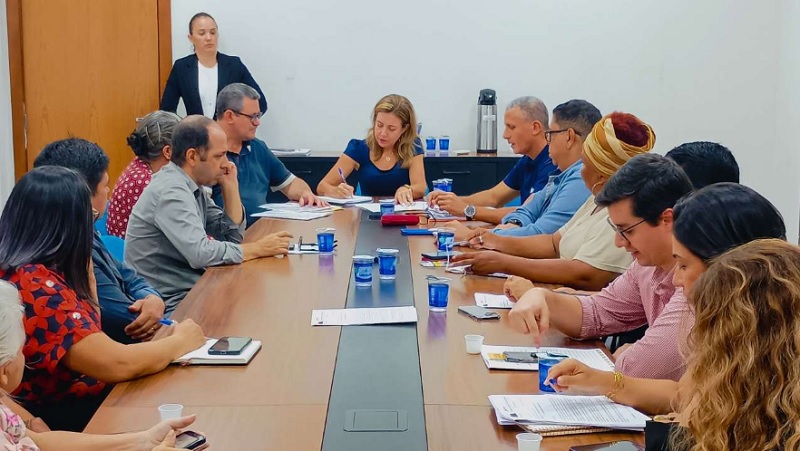 Prefeita sanciona lei e garante recomposição aos servidores da Educação