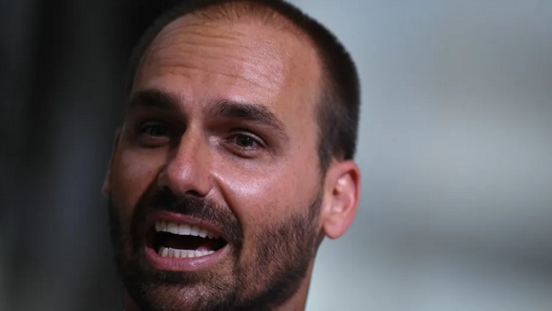 PF tenta localizar Eduardo Bolsonaro para intimá-lo, mas fica sem resposta