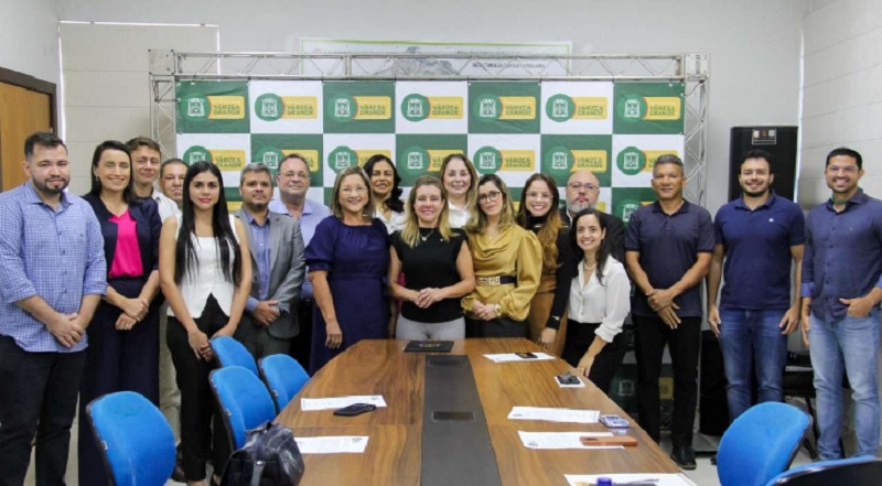 Flávia Moretti empossa conselheiros fiscais de Várzea Grande