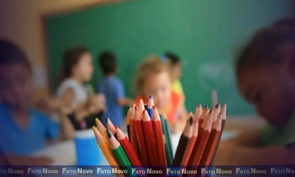 Ilustração de uma criança lendo em sala de aula, simbolizando avanços na alfabetização no Brasil.
