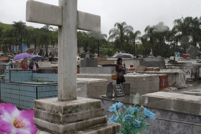 DROGADO: Homem é preso ao ser flagrado saindo do túmulo do próprio avô após ter passado a noite com o cadáver