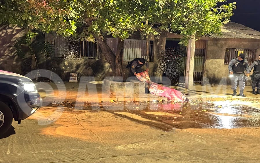 Mulher é executada com vários tiros na cabeça por dupla em motocicleta em cidade de MT